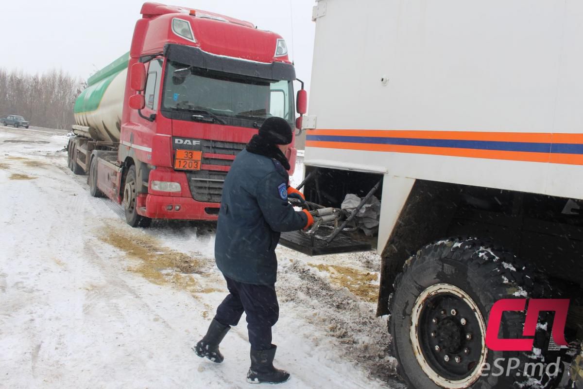 В Бельцах на объездной дороге завяз бензовоз