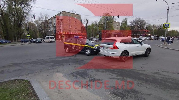 В Кишиневе полицейская машина, ехавшая на вызов, попала в ДТП