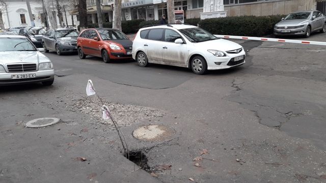 В Кишиневе снова обвалился асфальт