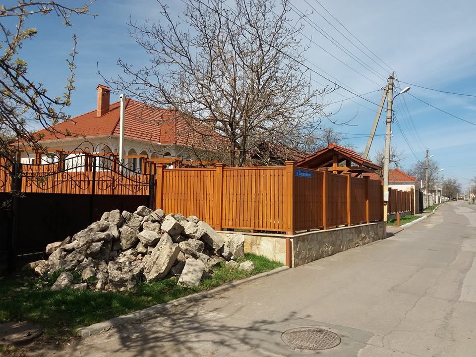 Mihai Ghimpu a ieșit cu gardul în drum și a îngrădit fântâna satului