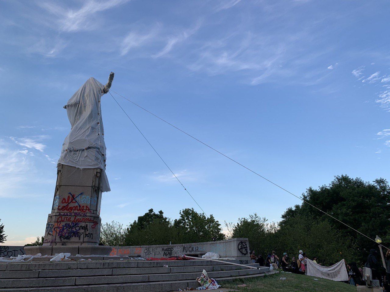 В Чикаго около 18 полицейских пострадали, защищая памятник Колумбу