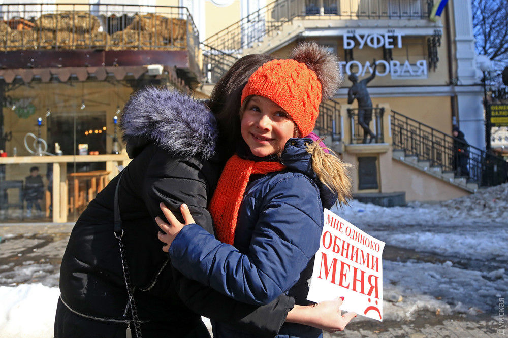 Женский день в Одессе: на Дерибасовской обнимались и дарили цветы