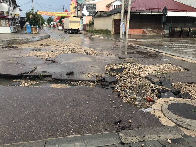 В центре Комрата поднялся асфальт, в яму угодил пассажирский автобус