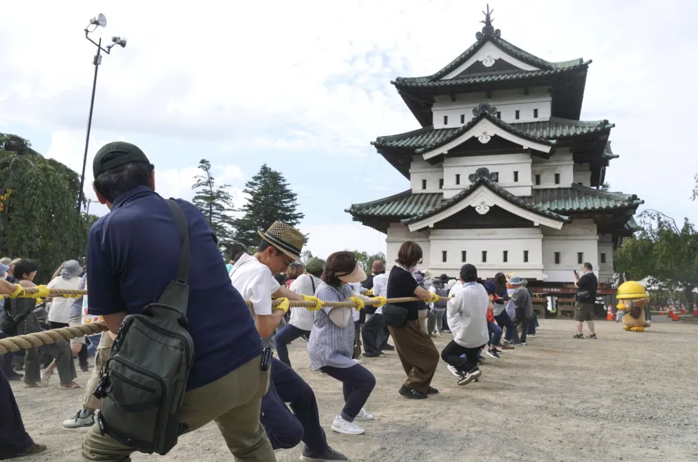 În Japonia, oamenii au mutat manual un turn al unui castel de 360 de tone