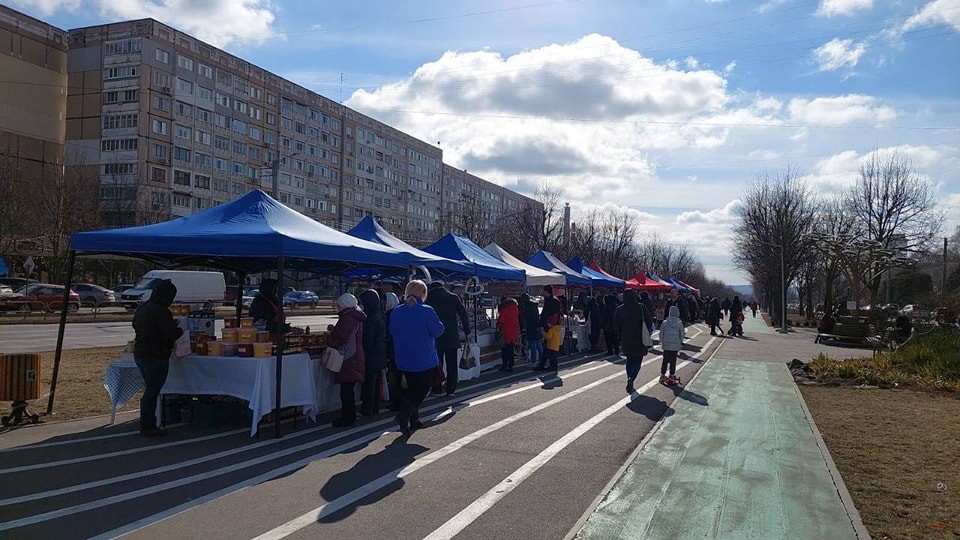 На Чеканах прошла первая в этом году столичная ярмарка местных товаров