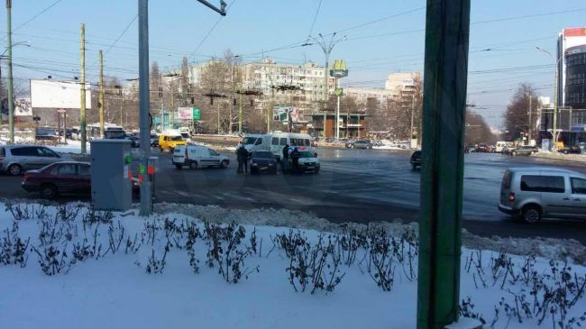 В Кишиневе произошло ДТП с участием полицейской машины