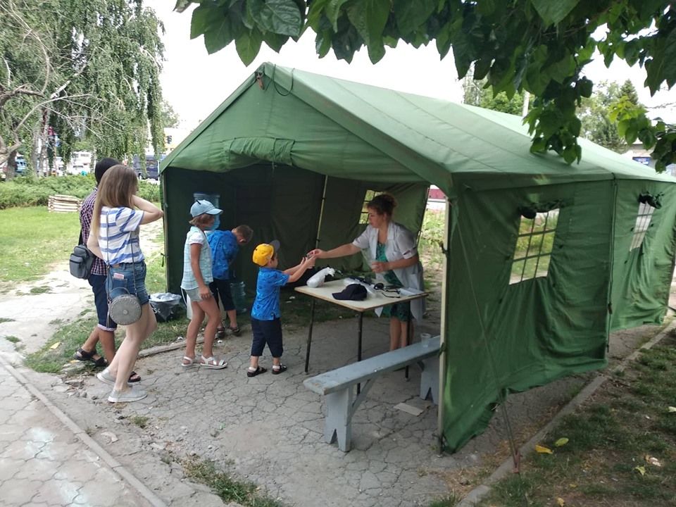 Спасатели установили палатки первой помощи для защиты от жары