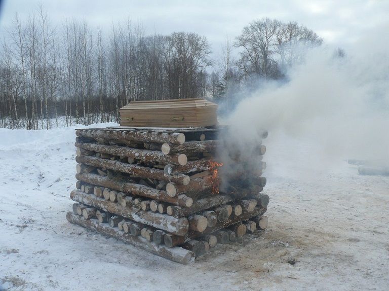 Кировские язычники сожгли умершего на погребальном костре