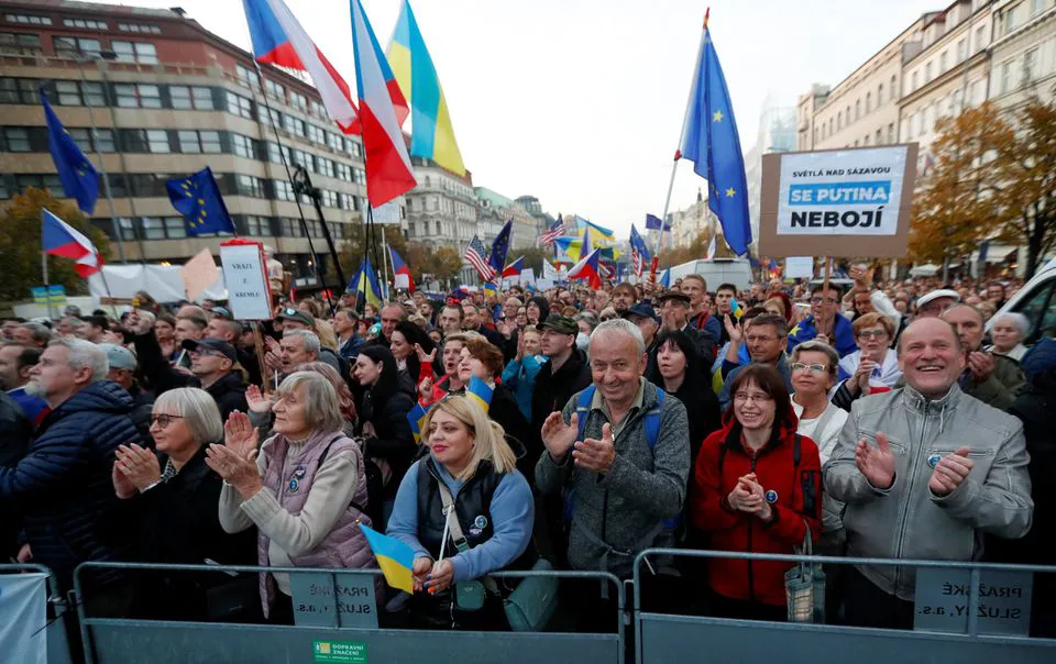 Десятки тысяч вышли в Праге на митинг в поддержку демократии