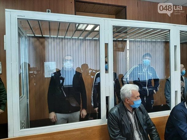 В Одессе на суде семь заключенных вскрыли вены