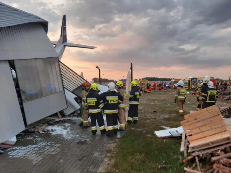 В Польше самолет упал на ангар с людьми, есть жертвы