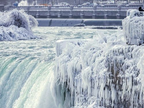 Cascada Niagara a îngheţat. Imagini feerice surprinse la aproape minus 50 de grade Celsius