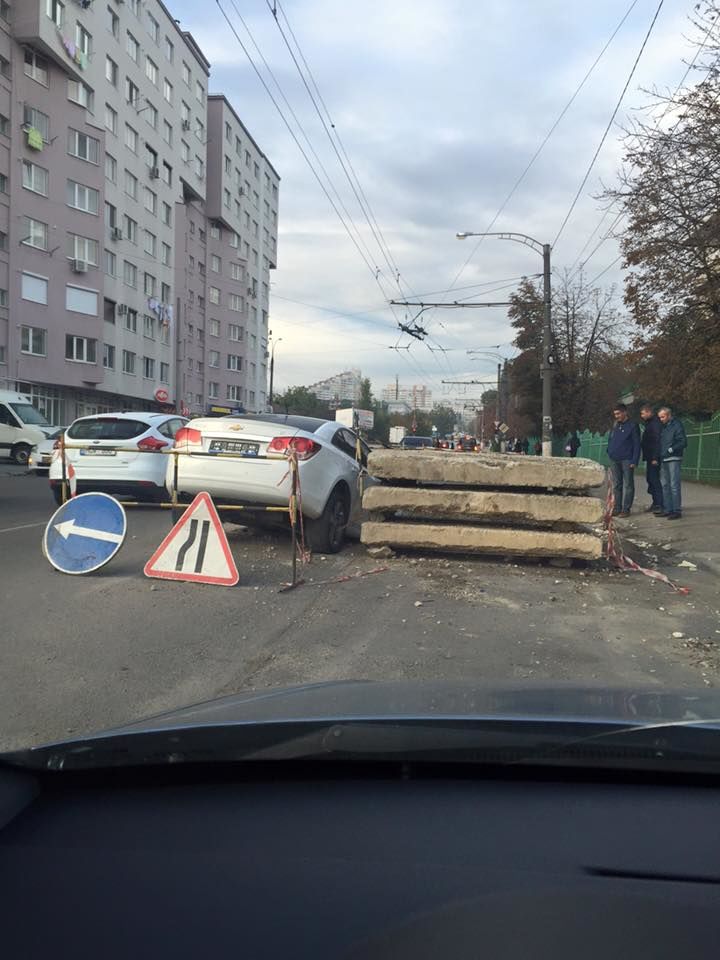 Un şofer a ajuns cu maşina într-o groapă de canalizare de la Botanica