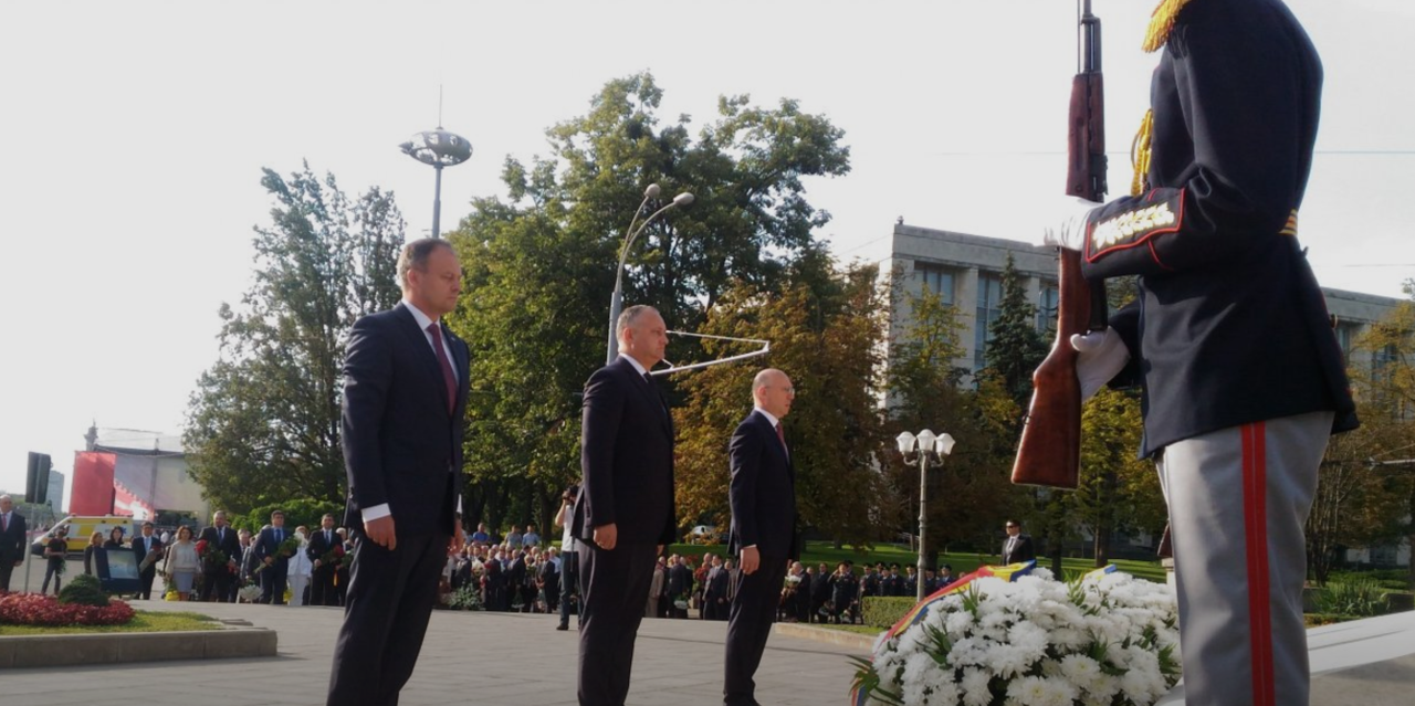 Первые лица страны возложили цветы к памятнику Штефана чел Маре