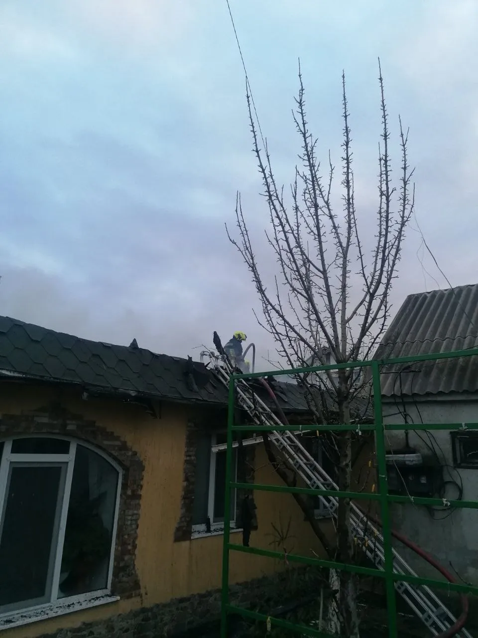 В Оргееве произошел пожар: он уничтожил крышу дома