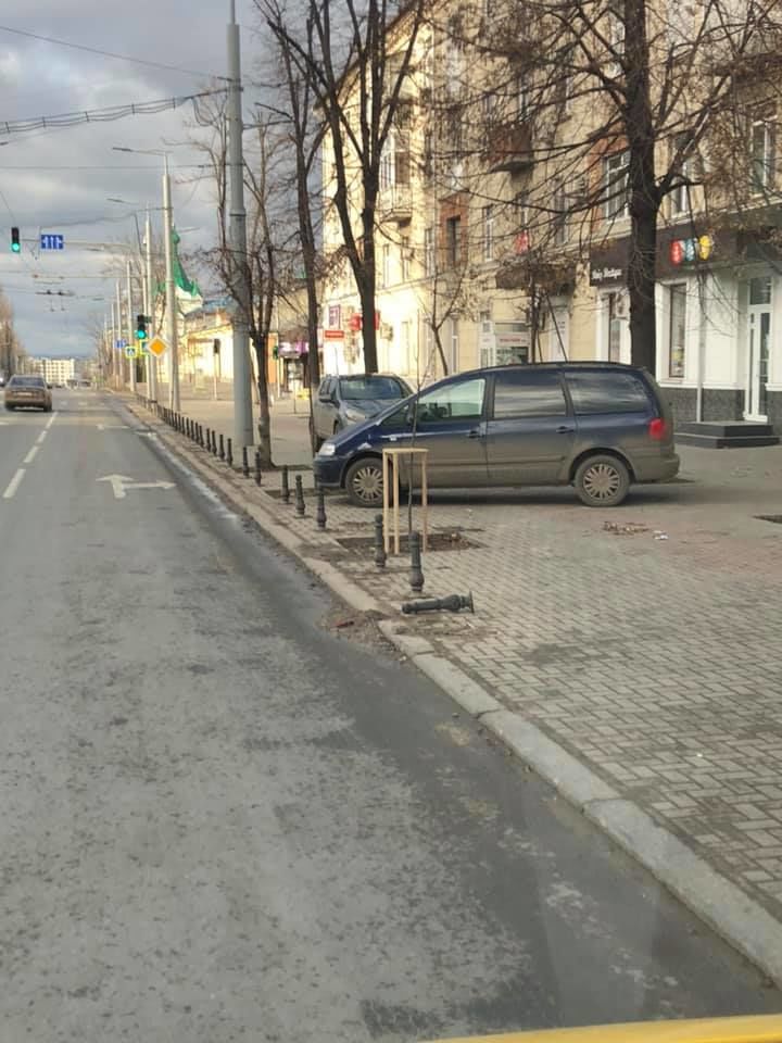 Неизвестный снёс парковочный столбик в центре города