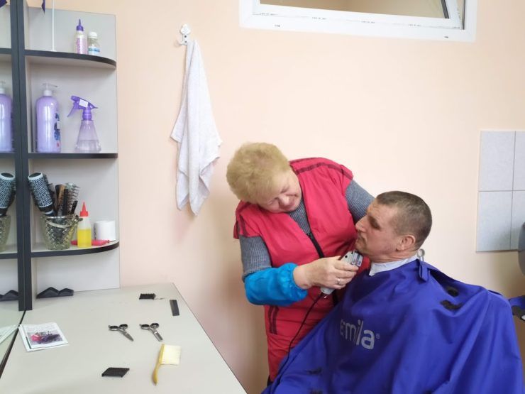 В Унгенах открыт Центр, где бездомные могут принять душ и получить обед