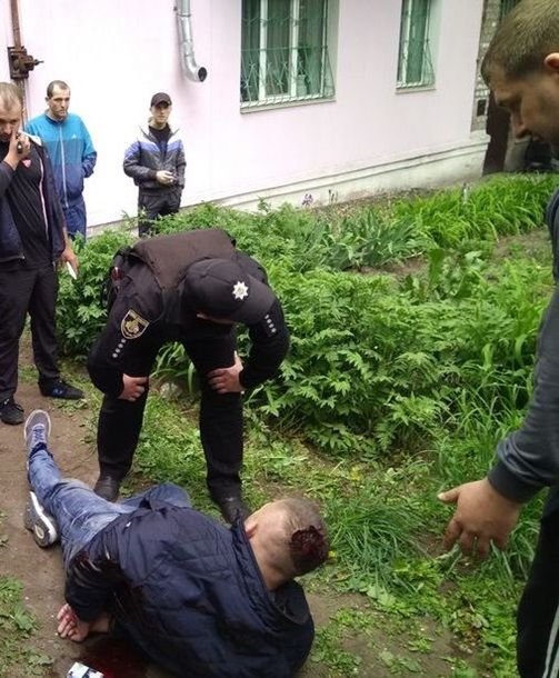 Охранник Яроша прострелил ноги таксисту за отказ сказать «Героям слава!»