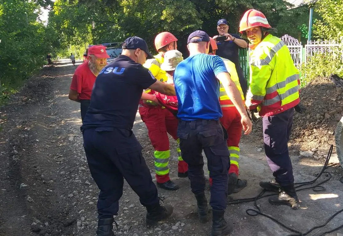 В Фалештах спасли мастера, застрявшего в смотровом колодце