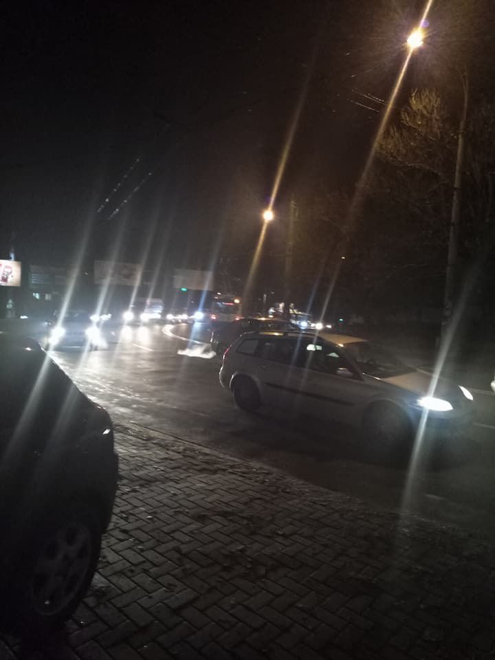Nervi și ambuteiaje în sectorul Râșcani din cauza unui accident între un autobuz și un troleibuz