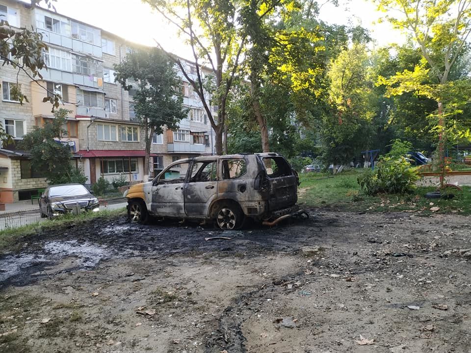 Во дворе жилого дома на Ботанике сгорел внедорожник