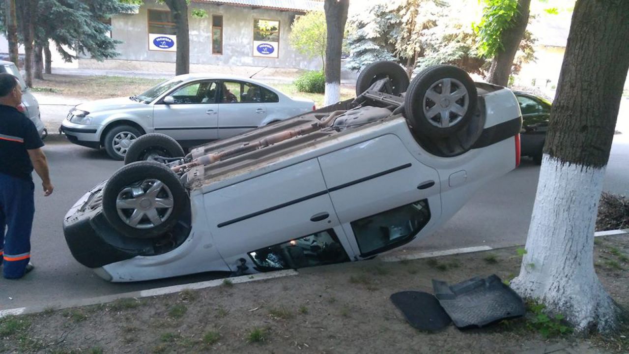 В Унгенах в результате ДТП перевернулся автомобиль