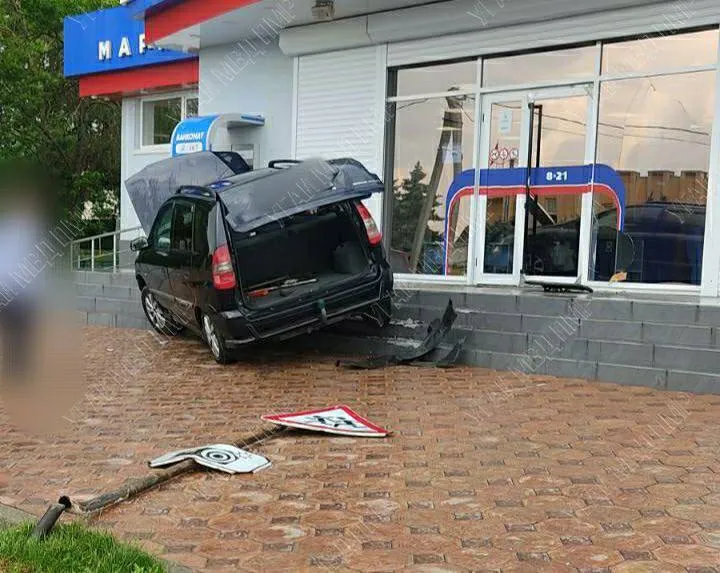 В Слободзейском районе автомобиль въехал в супермаркет