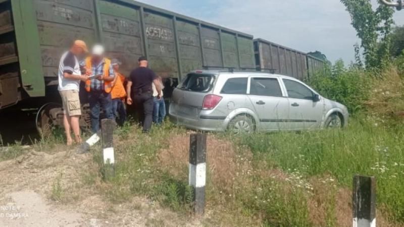В Бричанах поезд сбил автомобиль, водитель выжил