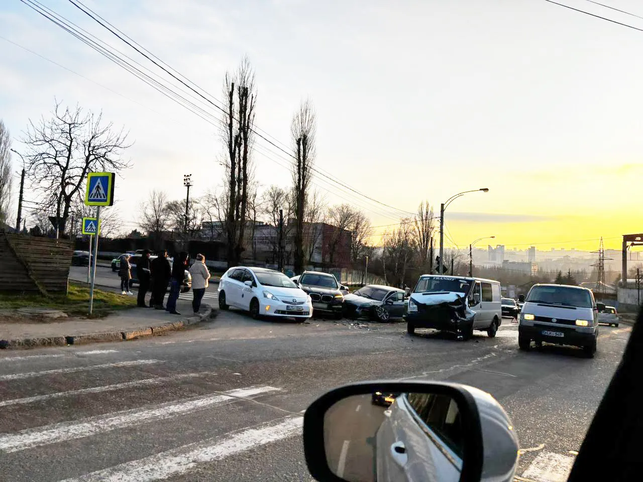 Trei mașini s-au ciocnit într-un accident la Chișinău: Un pasager, rănit