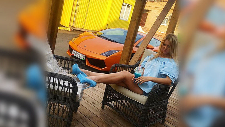 Лихачка на Lamborghini устроила показательные гонки на Кутузовском проспекте в Москве