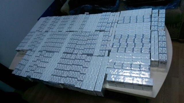Граждане Молдовы пытались увезти в Лондон более 16 тысяч сигарет и попались в аэропорту