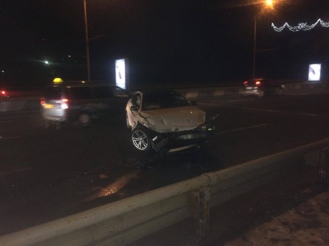 В Кишиневе BMW влетел в рекламное панно