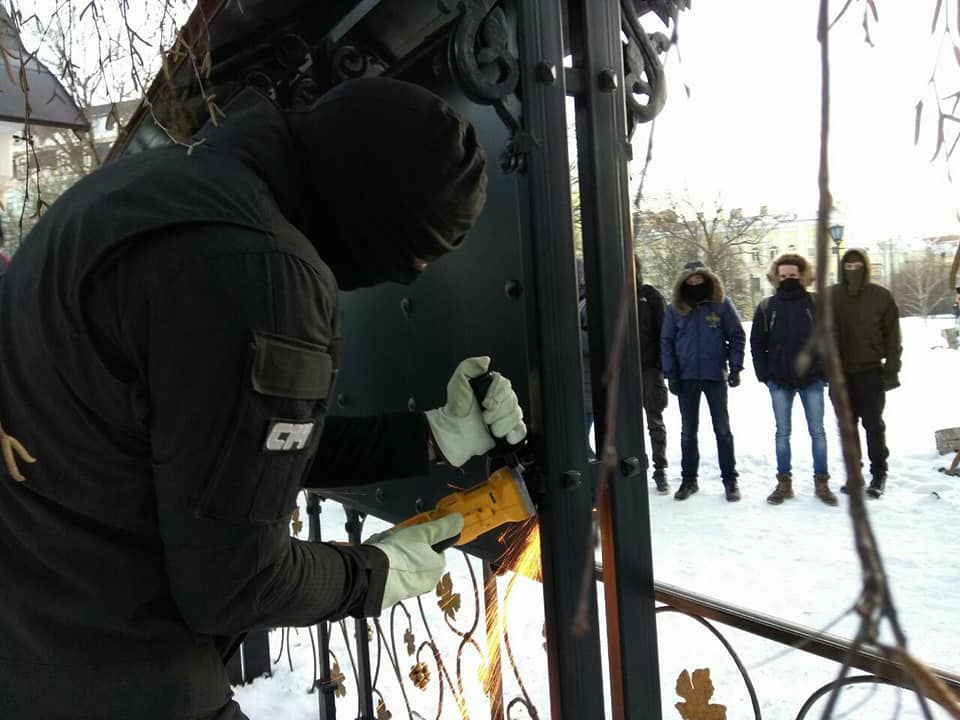 В Киеве радикалы спилили информационный стенд часовни УПЦ МП