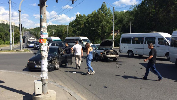 Accident și ambuteiaj în Capitală: Două maşini, grav avariate