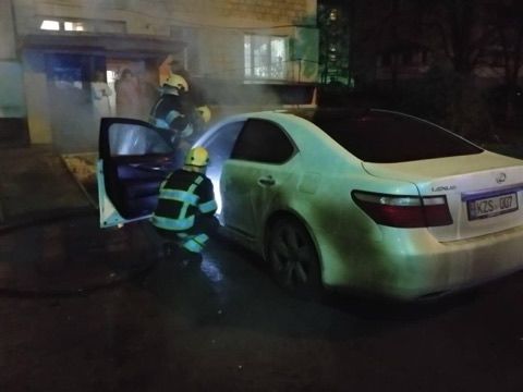 В одном из столичных дворов рано утром загорелся Lexus