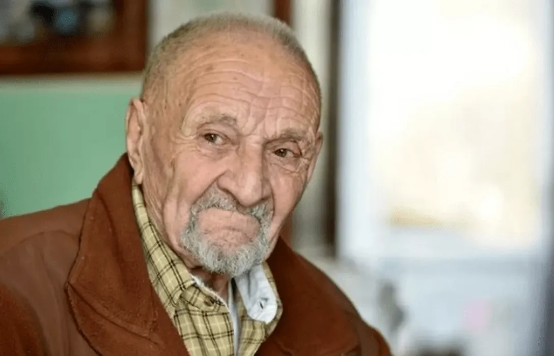 В Великобритании пара сняла дом и обнаружила, что в нем живет 99-летний пенсионер