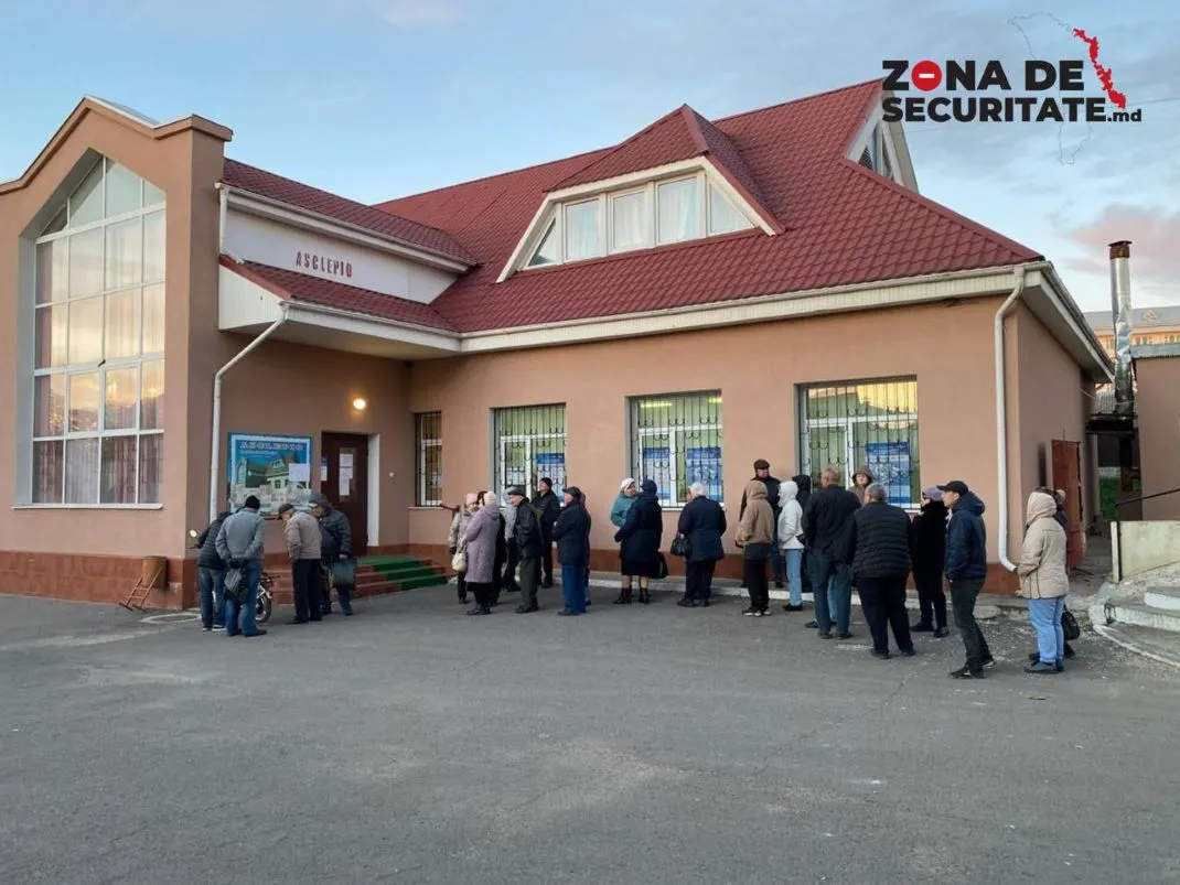 В Варнице на входе в избирательные участки с утра выстроились очереди