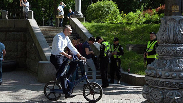 Кличко приехал на велосипеде на инаугурацию Зеленского