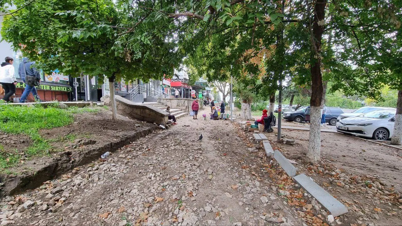 Продолжается обустройство тротуара на бульваре Дачия