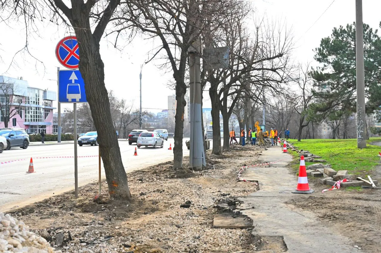 На столичном бульваре Ренаштерий начался ремонт тротуара