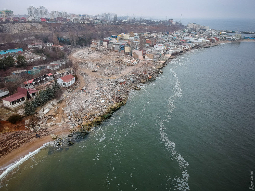 В Черноморске крушат рыбацкие курени, чтобы спасти сползающие в море коттеджи