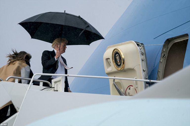 Gestul lipsit de cavalerism al lui Trump. Se acoperă cu o umbrelă în timp ce soţia şi fiul său stau în ploaie