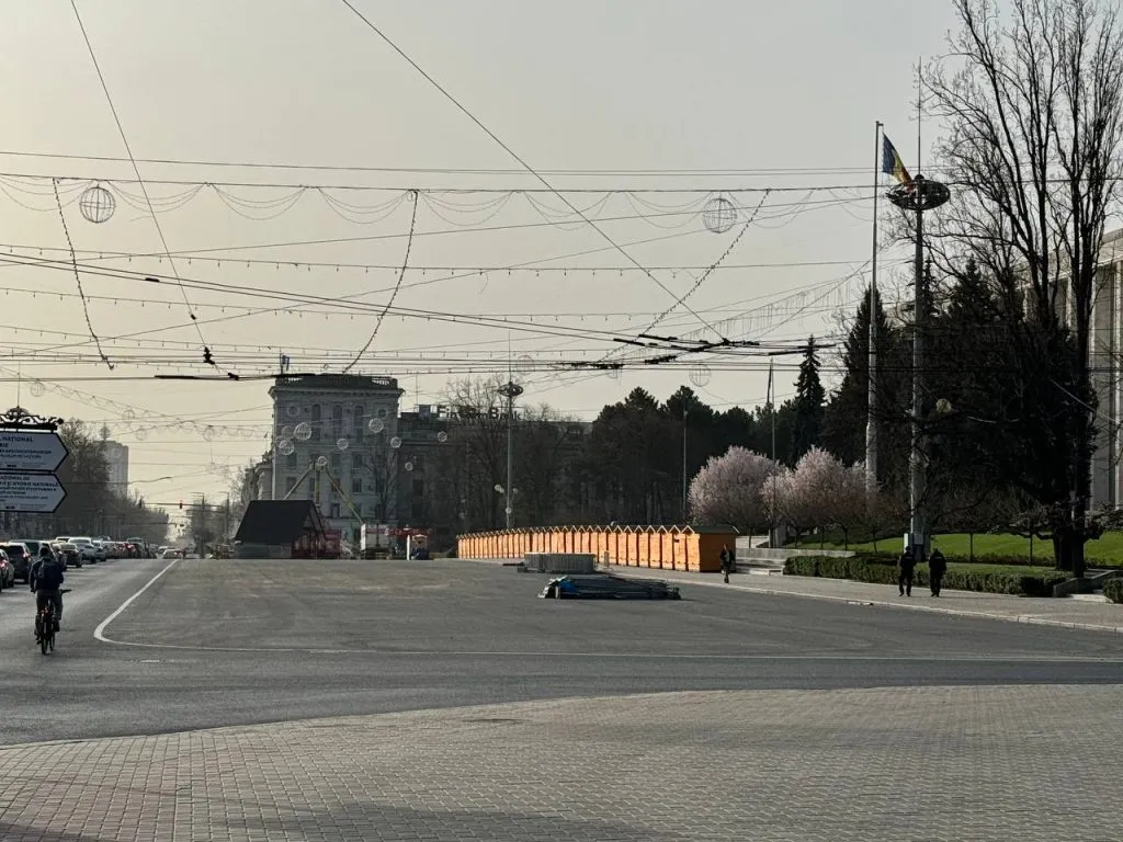 С центральной площади Кишинева убрали карусели
