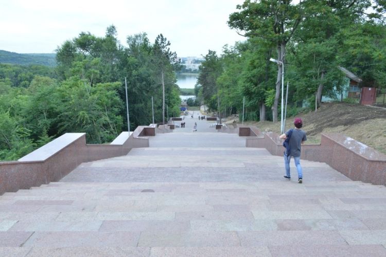 Завершается реконструкция гранитной лестницы в парке „Валя Морилор"