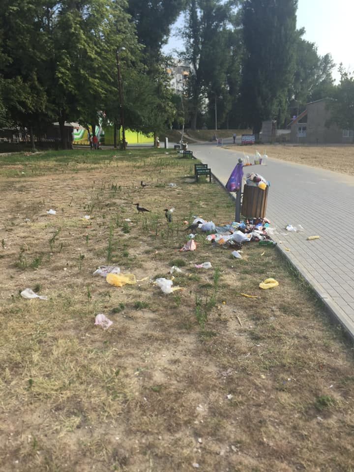 В Кишиневе отдыхающие завалили мусором территорию парка "Валя Морилор"