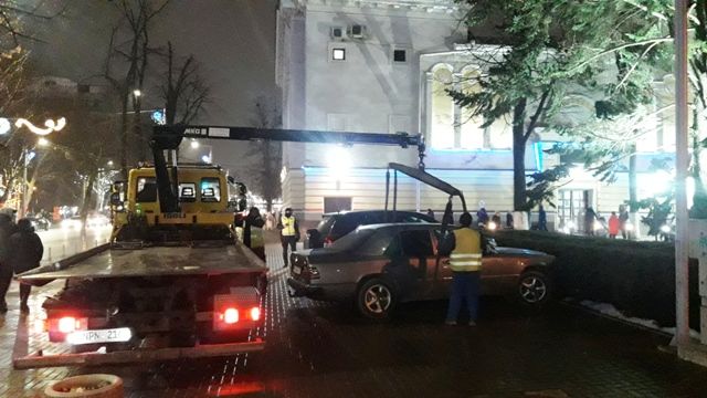 Возле столичного кинотеатра эвакуировали припаркованные авто