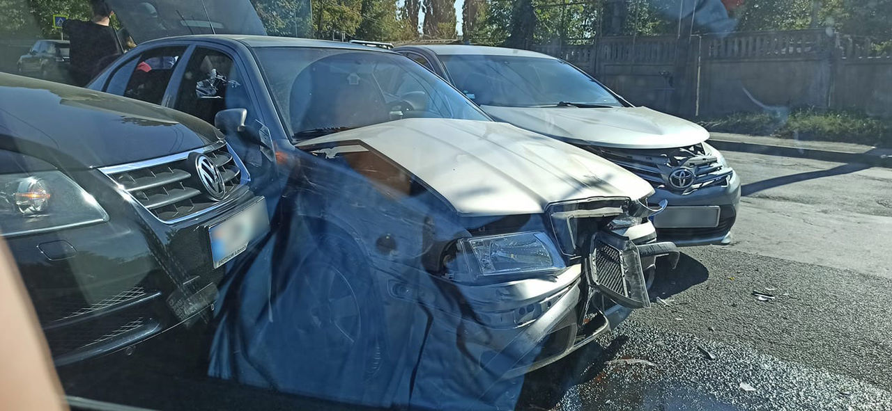 В Кишиневе на перекрестке столкнулись сразу три автомобиля