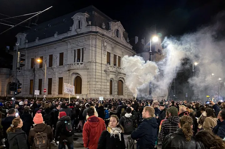 Десятки тысяч людей в Будапеште протестовали из-за реакции властей на "педофильский скандал"