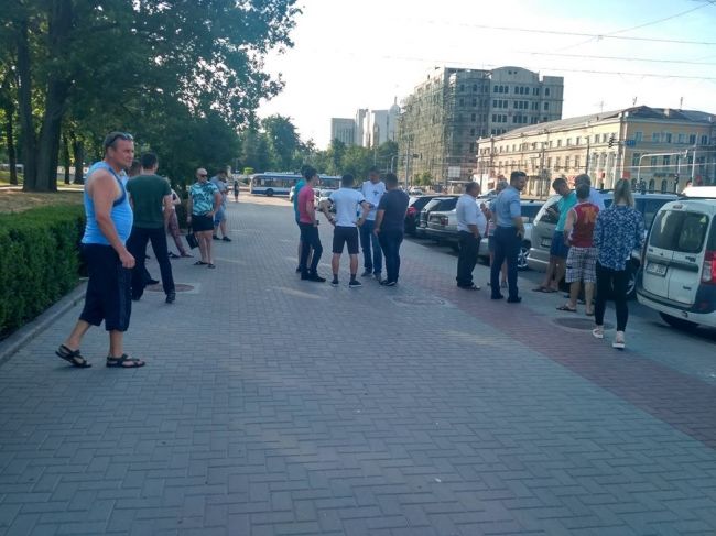 Десятки водителей вышли на протест, требуя снижения цен на топливо