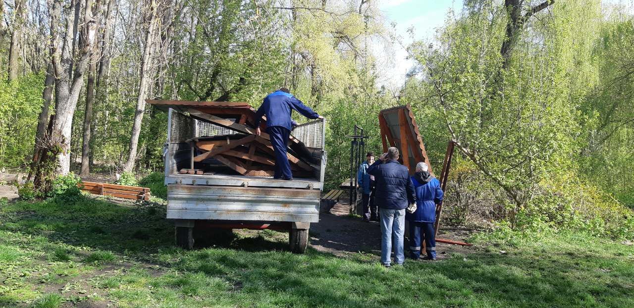 В Кишиневе демонтируют незаконно установленные беседки в парке